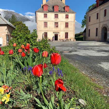 Le Pavillon Des Officiers Aparthotel Mont-Dauphin Exterior photo