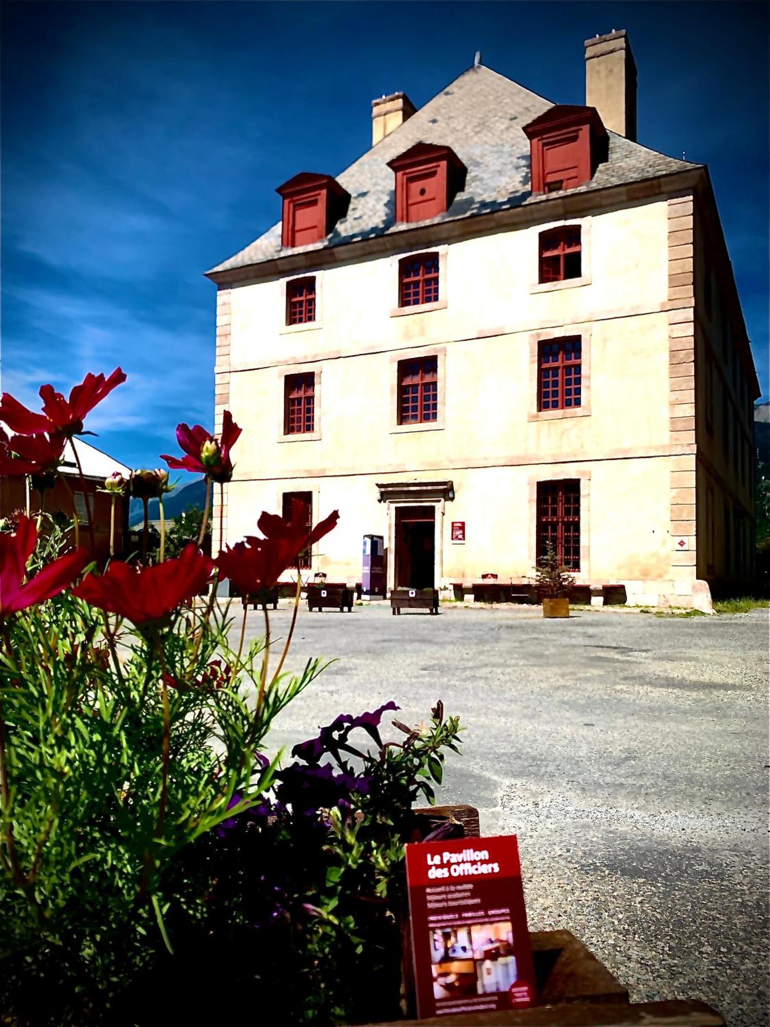 Le Pavillon Des Officiers Aparthotel Mont-Dauphin Exterior photo