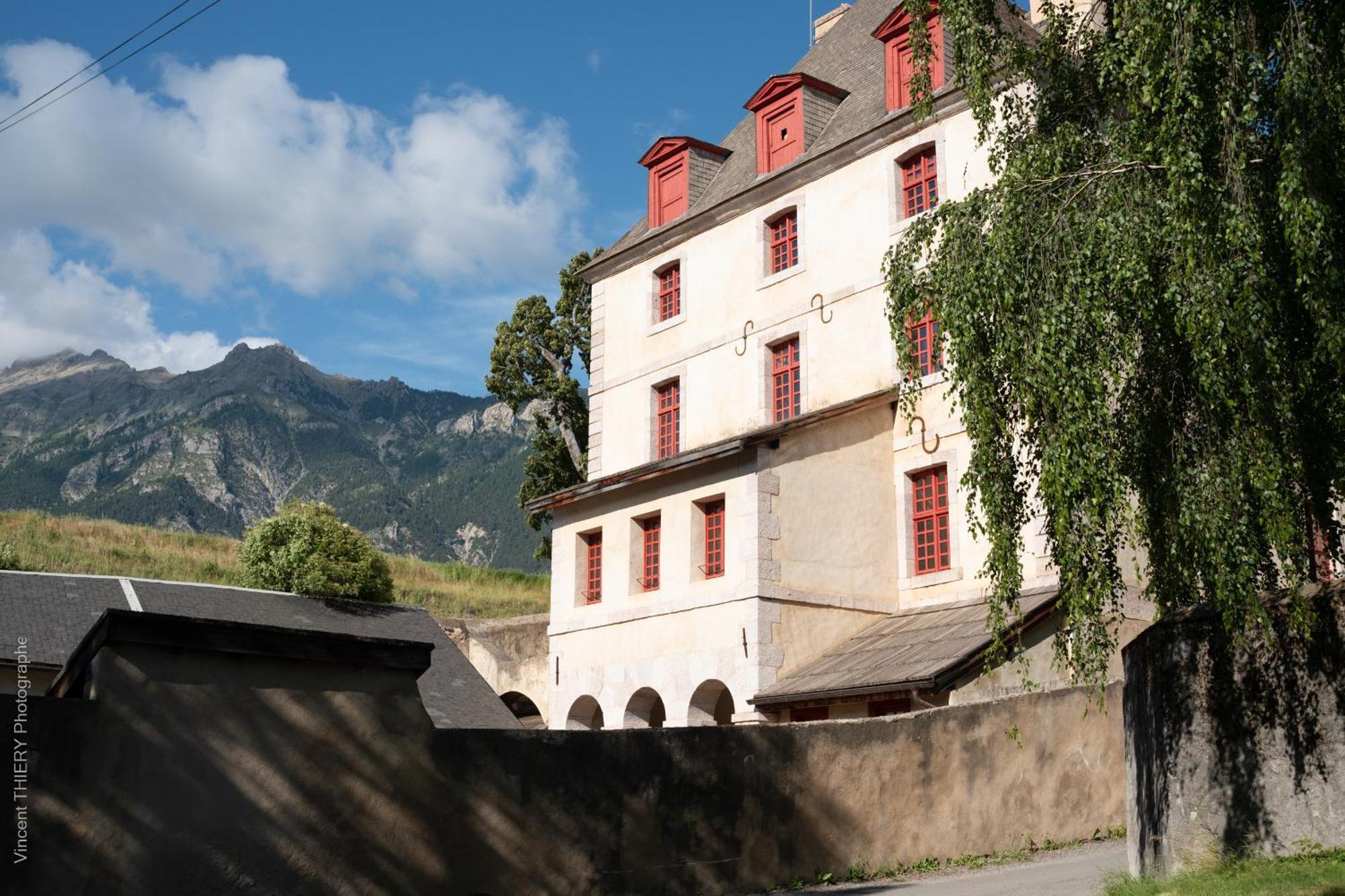Le Pavillon Des Officiers Aparthotel Mont-Dauphin Exterior photo