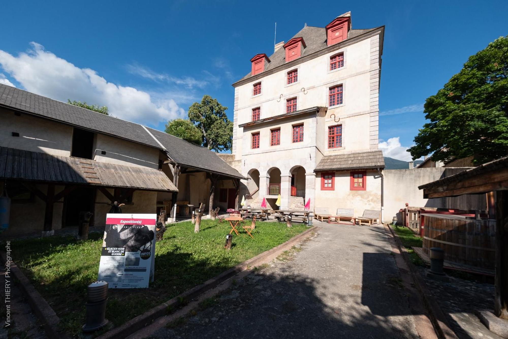 Le Pavillon Des Officiers Aparthotel Mont-Dauphin Exterior photo