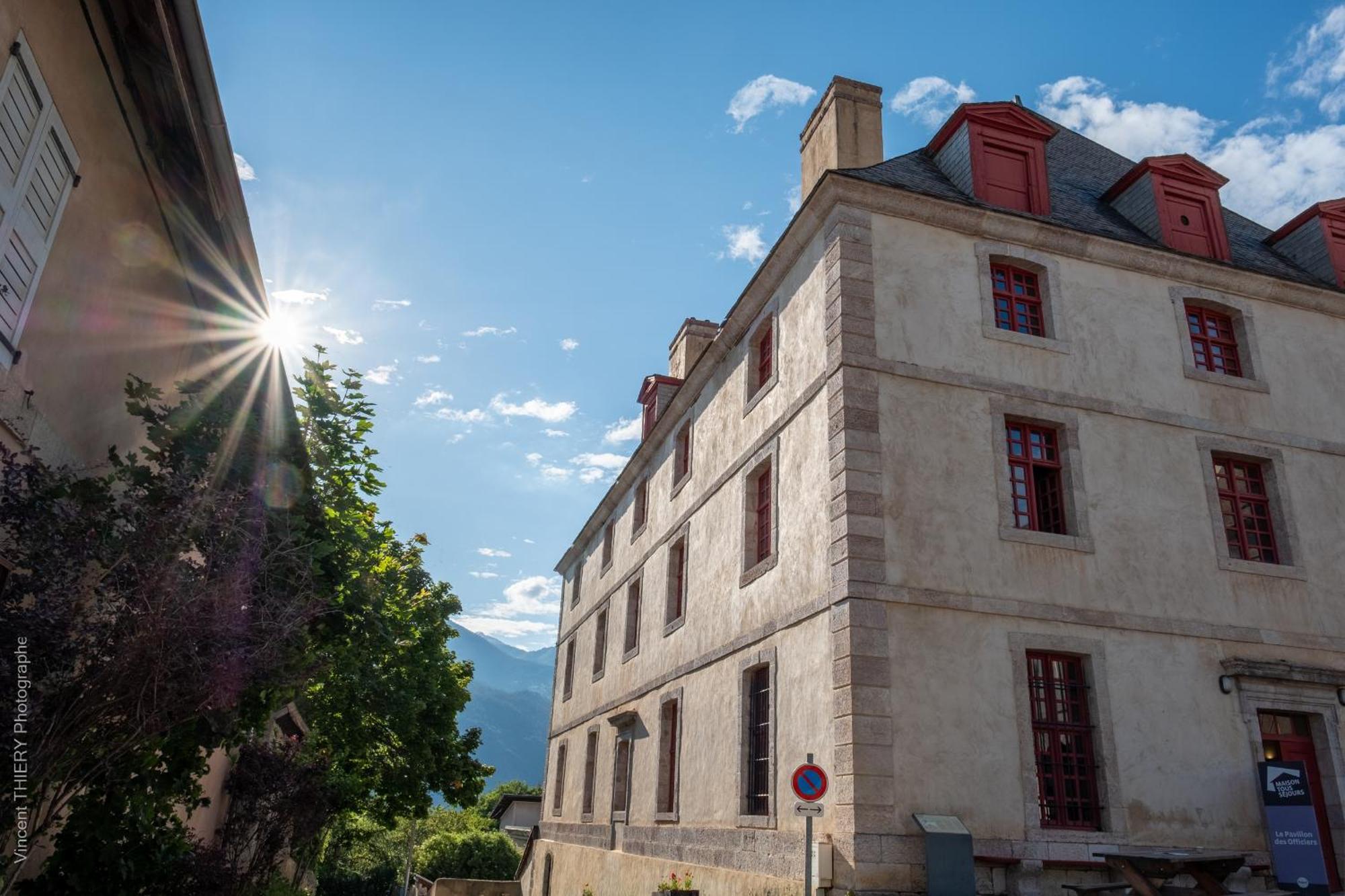 Le Pavillon Des Officiers Aparthotel Mont-Dauphin Exterior photo