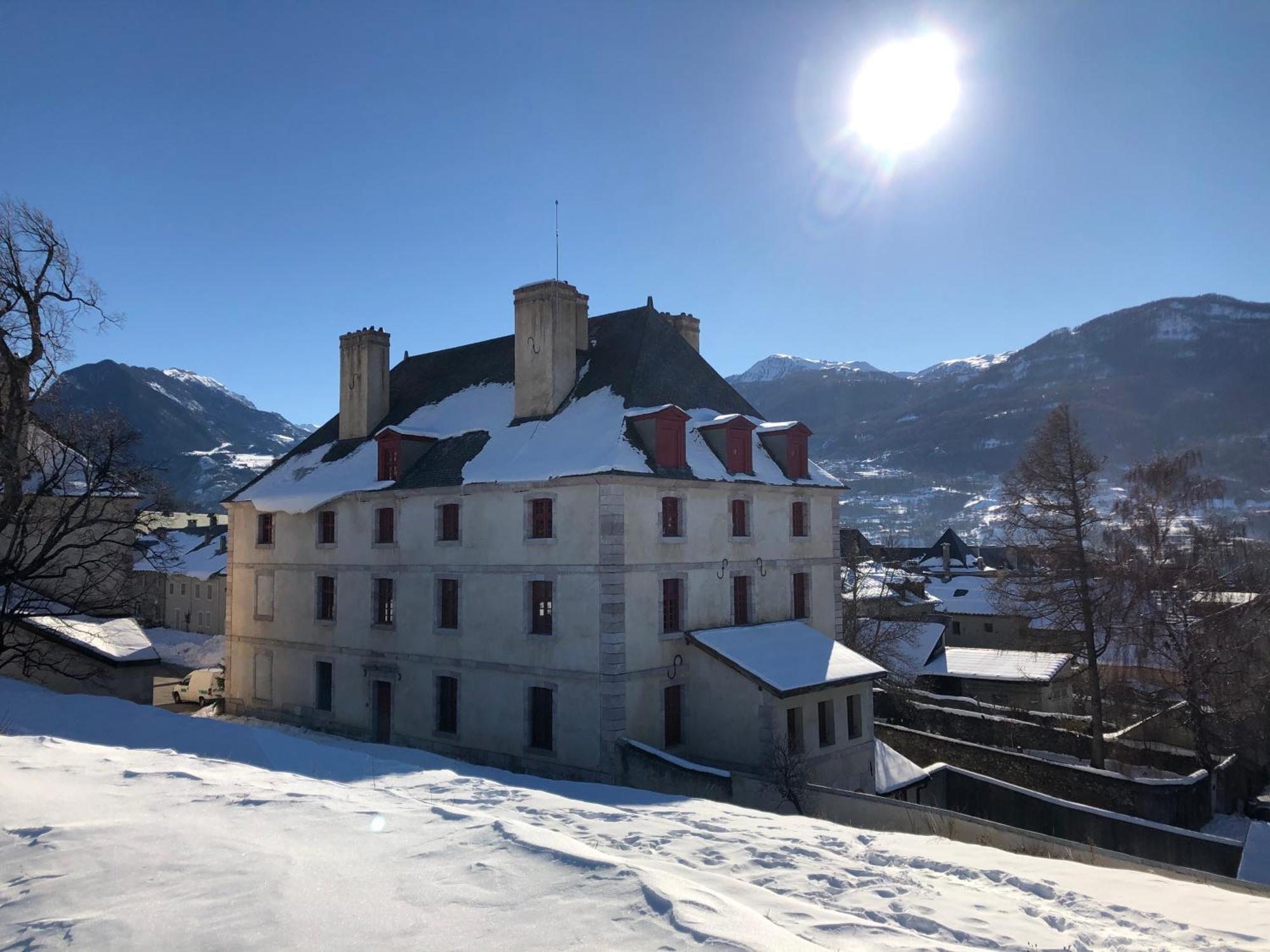 Le Pavillon Des Officiers Aparthotel Mont-Dauphin Exterior photo