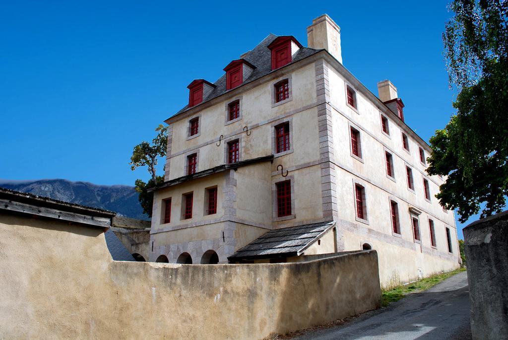 Le Pavillon Des Officiers Aparthotel Mont-Dauphin Exterior photo